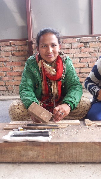 Sunita是木雕课的学员。她希望受训后，可以透过木雕赚取收入。（摄影︰李宝琪/乐施会）